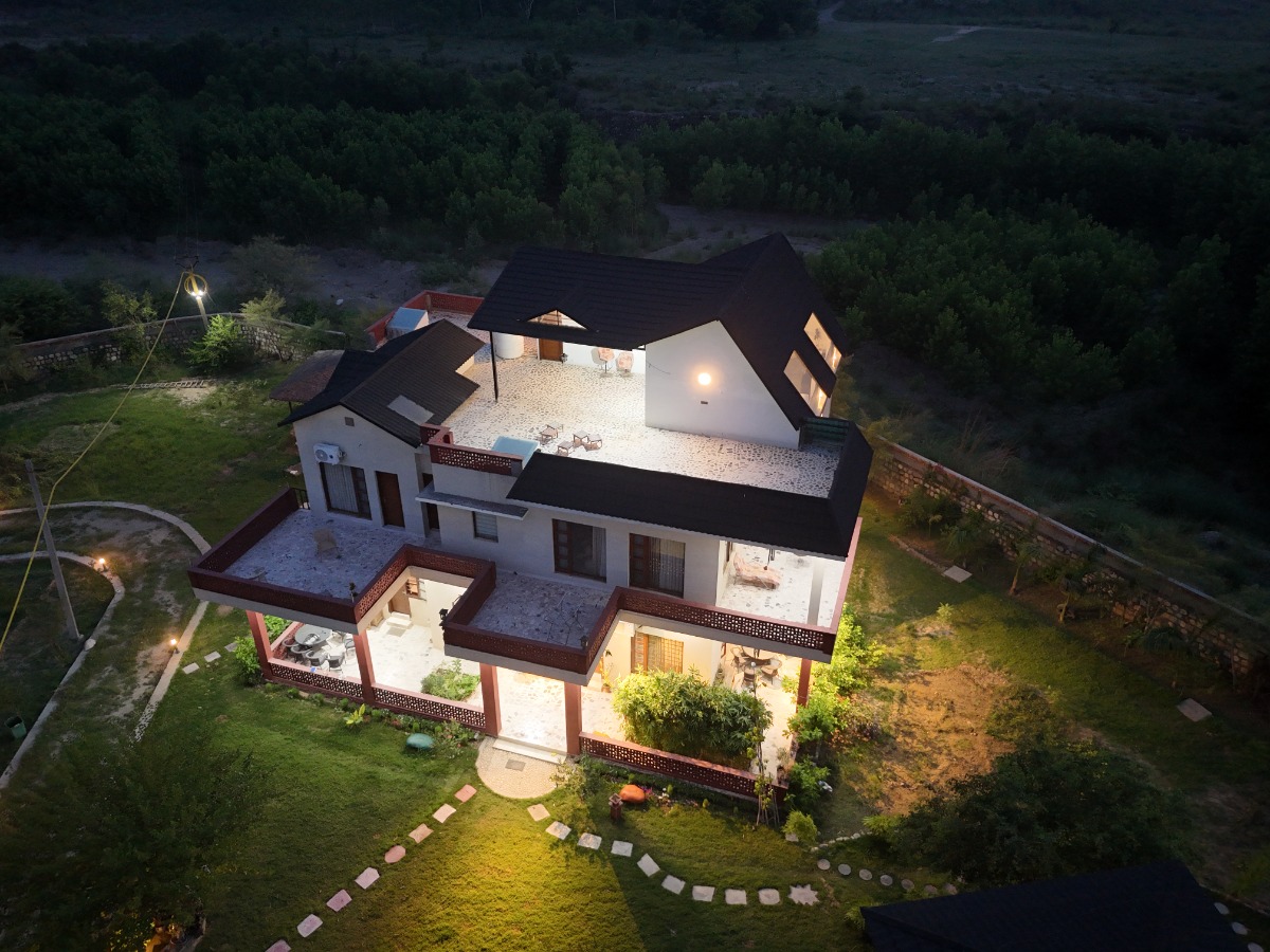Estate gallery scene